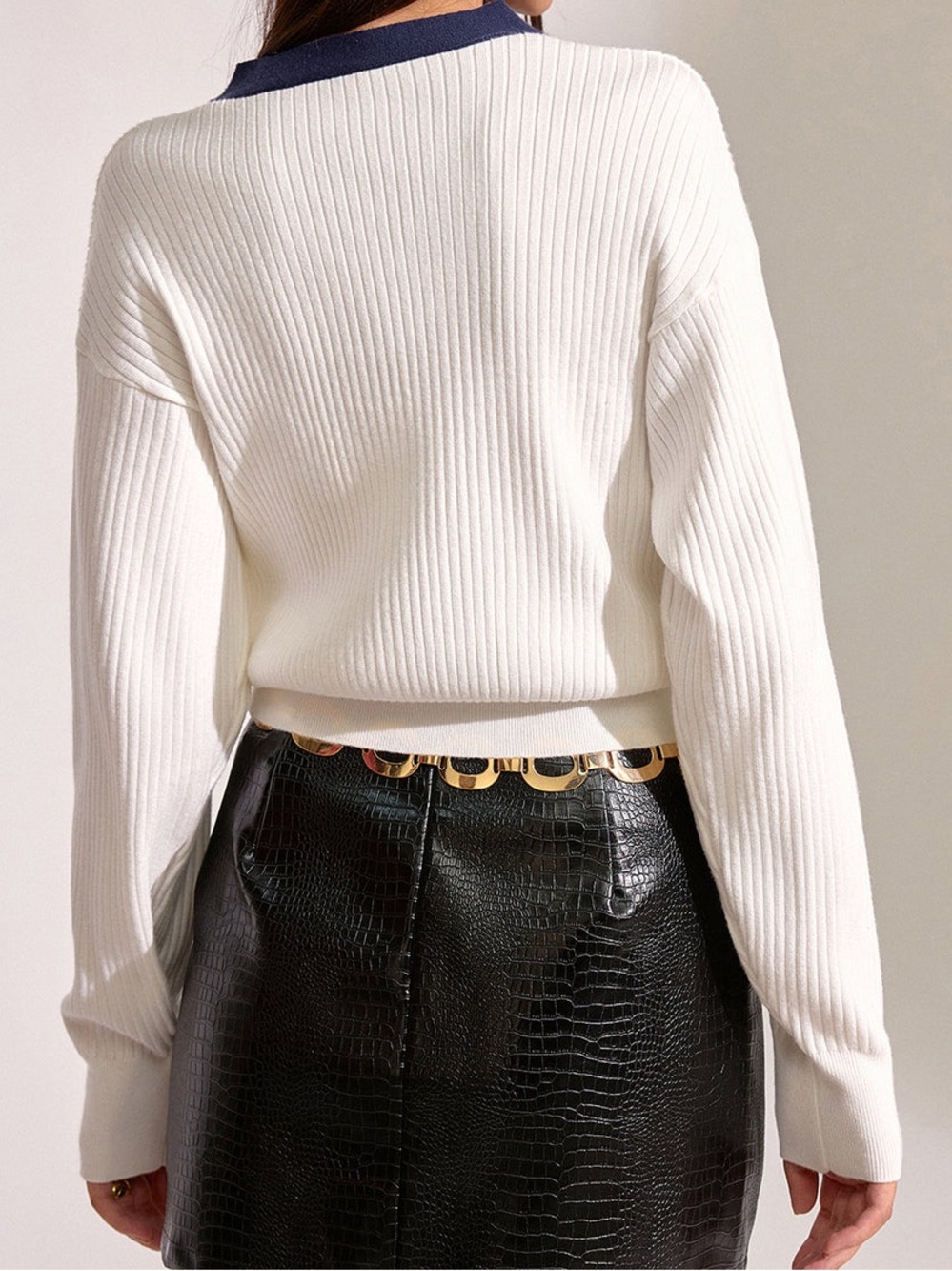 NWT Commence Classic White Ribbed V‑Neck Cardigan top with Navy Trim & gold - Picture 3 of 6